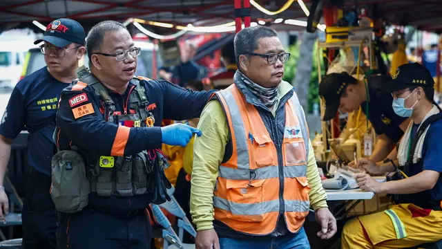 epa11258393 A man is transferred to a temporary facility for further treatment after he was rescued to safety from Taroko National Park, following a magnitude 7.4 earthquake, in Hualien, Taiwan, 04 April 2024. A magnitude 7.4 earthquake struck Taiwan on the morning of 03 April, the strongest earthquake in 25 years, with multiple aftershocks. It has taken at least nine lives and injured more than a thousand people, with reports of dozens of people, including foreign nationals, trapped in mountainous areas in Hualien. EPA/Daniel Ceng