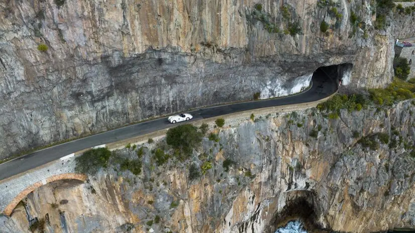 Lo spettacolare passaggio delle auto lungo la Costiera amalfitana