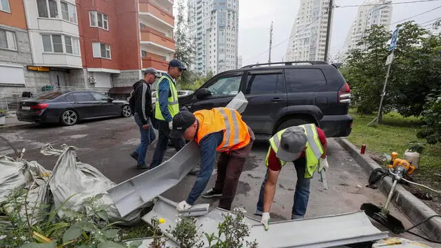 epa10813162 Municipal workers collect debris the morning after two drones were shot down in Krasnogorsk, Moscow region, Russia, 22 August 2023. One injured and no casualties were reported when two drones were shot down in the sky over the Moscow region, Governor Andrei Vorobyov said on 22 August. The Russian Ministry of Defense said that two Ukrainian drones were shot down over the Moscow region on the night between 21 and 22 August, and that electronic warfare (EW) brought down two more drones in the Bryansk region. EPA/YURI KOCHETKOV