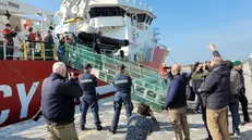 A Ravenna la nave di Emergency con 71 migranti salvati. Attracco al terminal crociere, ci sono anche tre minori