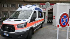 Una ambulanza davanti al Pronto Soccorso dell'Ospedale Galliera, Genova, 03 agosto 2023. ANSA/LUCA ZENNARO (ospedale, pronto soccorso, ospedale, ambulanza)