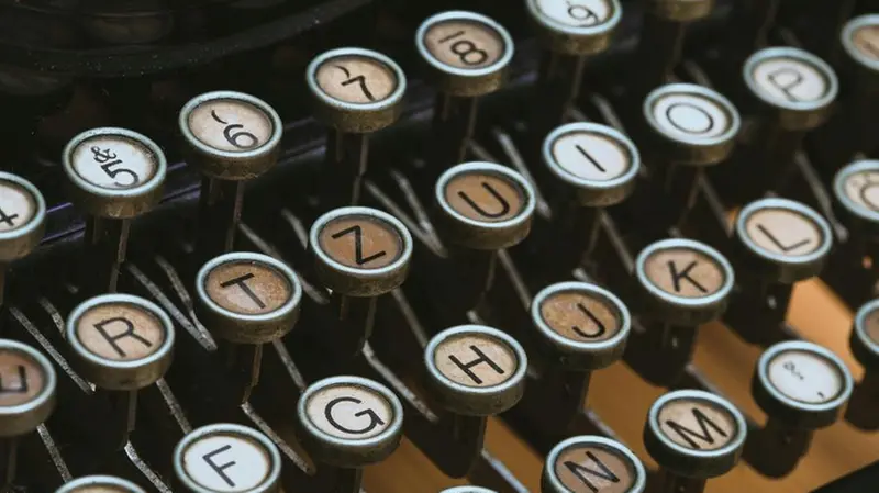 I tasti di una macchina da scrivere - Foto Unsplash