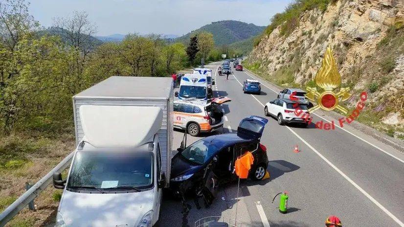 Mezzi di soccorso dopo lo scontro tra due auto e un furgone - © www.giornaledibrescia.it