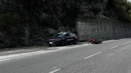 La moto del 71enne a terra sulla statale 42 a Sonico