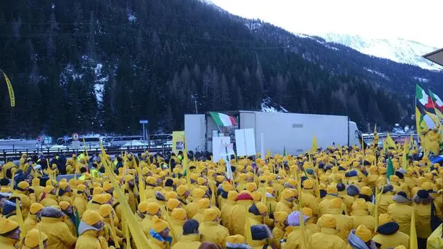 Il presidente della Coldiretti Roberto Moncalvo ispeziona un camion che trasporta pasta filata per mozzarella al Brennero per la manifestazione Coldiretti in difesa del made in Italy 4 dicembre 2013. ANSA/COLDIRETTI- EDITORIAL USE ONLY