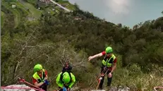 Gli uomini del Soccorso alpino impegnati nel recupero dell'escursionista