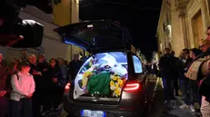 Manfredonia l'arrivo della salma del carabiniere morto nell'incidente con un altro collega in Campania