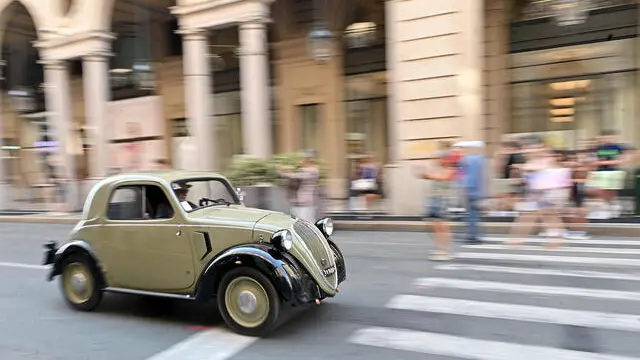 Parata delle auto d'epoca per le vie del centro di Torino in occasione del 90° anniversario del museo nazionale dell'automobile di Torino, 19 luglio 2023 ANSA/ALESSANDRO DI MARCO