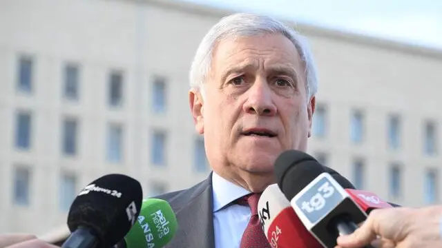 Il ministro degli Esteri, Antonio Tajani, rilascia dichiarazioni alla Stampa all’esterno della Farnesina. Roma, 7 aprile 2024. ANSA/CLAUDIO PERI