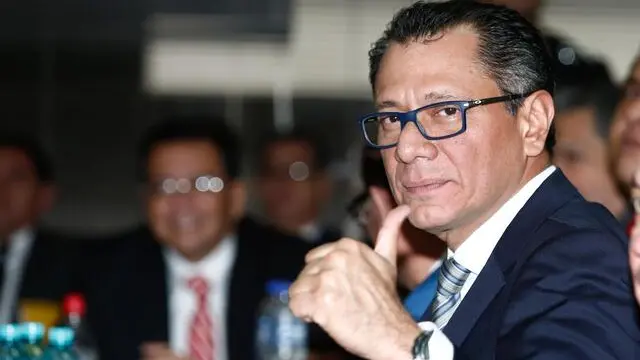 epa06757899 Former Vice President of Ecuador Jorge Glas, gives the thumbs up to the press at the National Court of Justice in Quito, Ecuador, 23 May 2018. Glasâs attorneys are asking the nullity of the trial against him in the court of appeals. EPA/Jose Jacome