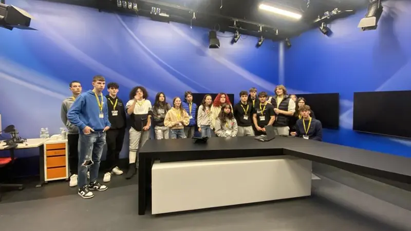 Gli studenti dell’Olivelli-Putelli di Darfo in posa sotto i riflettori della tv