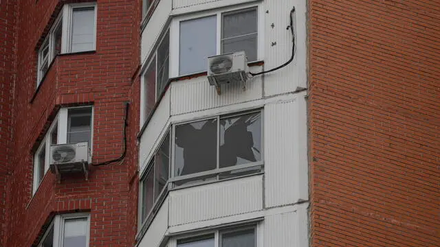 epa10813159 Broken windows on a residential building the morning after two drones were shot down in Krasnogorsk, Moscow region, Russia, 22 August 2023. One injured and no casualties were reported when two drones were shot down in the sky over the Moscow region, Governor Andrei Vorobyov said on 22 August. The Russian Ministry of Defense said that two Ukrainian drones were shot down over the Moscow region on the night between 21 and 22 August, and that electronic warfare (EW) brought down two more drones in the Bryansk region. EPA/YURI KOCHETKOV