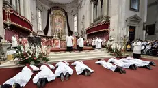 Un momento della celebrazione di consacrazione dei nuovi sacerdoti - © www.giornaledibrescia.it