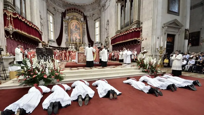 Un momento della celebrazione di consacrazione dei nuovi sacerdoti - © www.giornaledibrescia.it