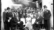 La famiglia attorno agli sposi - Foto di Lorenzo Pedrali