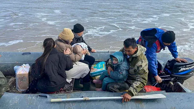 epa11265114 A handout photo made available by the Kazakhstan Emergency Situations Ministry shows Kazakh Emergency Situations Ministry rescuers evacuating residents from a flood zone in Karachaganak, West Kazakhstan region, Kazakhstan, 08 April 2024. According to the ministry, over 70,000 people have been evacuated due to floods in various regions of Kazakhstan. The Kazakh president said that the current floods in the country are the largest in the last 80-plus years, and a state of emergency has been declared in a number of regions of the country. EPA/KAZAKHSTAN EMERGENCIES MINISTRY HANDOUT - BEST QUALITY AVAILABLE - HANDOUT EDITORIAL USE ONLY/NO SALES HANDOUT EDITORIAL USE ONLY/NO SALES