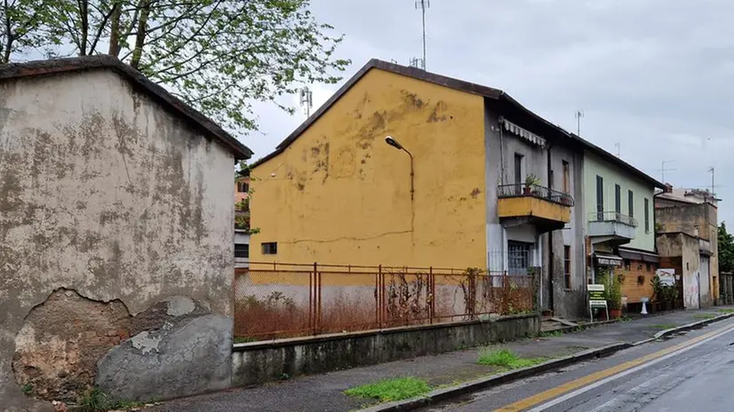 L'ex bocciofila abbandonata è ben visibile dalla strada che porta in via Dalmazia - © www.giornaledibrescia.it