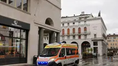L'ambulanza intervenuta dopo la rissa in piazza Vittoria - © www.giornaledibrescia.it