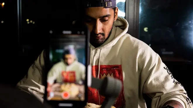 Nehal Uddin prepara ricette indiane sui social