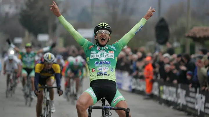 Fanelli in sella alla sua bicicletta quando era ciclista professionista