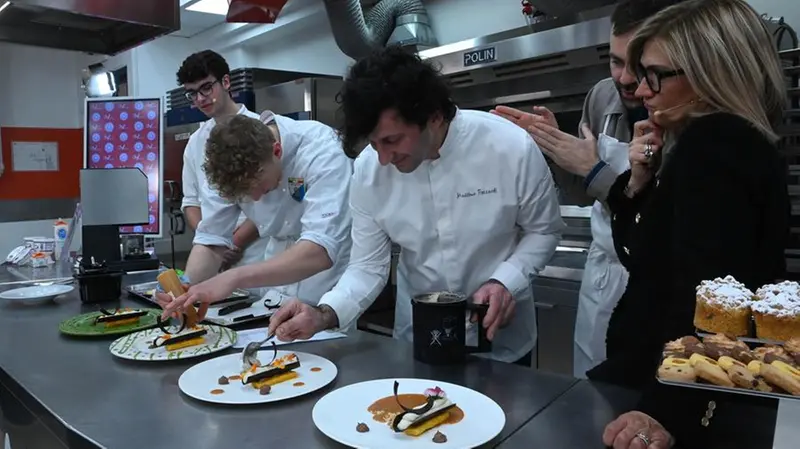 Chef Massimo Fezzardi con gli studenti e «chef» Brio