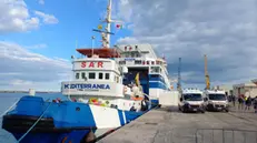 Sono in corso le procedure di sbarco dei 70 migranti a bordo dellanave Mare Jonio, attraccata a Pozzallo (Ragusa). ANSA/GIANFRANCO DI MARTINO
