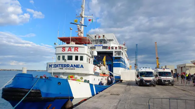 Sono in corso le procedure di sbarco dei 70 migranti a bordo dellanave Mare Jonio, attraccata a Pozzallo (Ragusa). ANSA/GIANFRANCO DI MARTINO