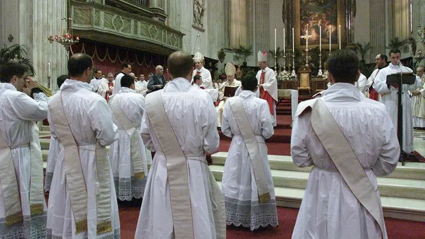 In una foto d'archivio, un momento di un'ordinazione sacerdotale