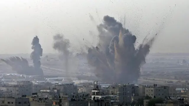 Israeli airstrikes viewed from the Rafah refugee camp explode near residential areas in the southern Gaza Strip near the border with Egypt, 19 november 2012. ANSA/UNICEF/EL BABA +++ NO SALES, EDITORIAL USE ONLY +++