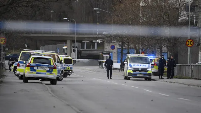 epa11272386 Police on the scene after a person was shot dead at Skarholmen in southern Stockholm, Sweden, 10 April 2024 (issued 11 April 2024). A 39-year-old man was shot dead on 10 April evening at an underpass in Skarholmen. According to acting local police area chief Andreas Bagoly, an extensive investigative effort is underway. EPA/OSCAR OLSSON SWEDEN OUT