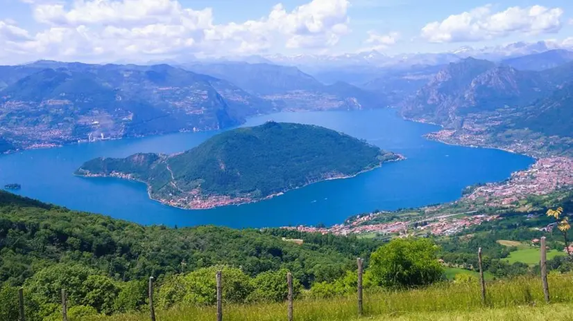 Panorama mozzafiato. La vista su Mont’Isola da Santa Maria del Giogo
