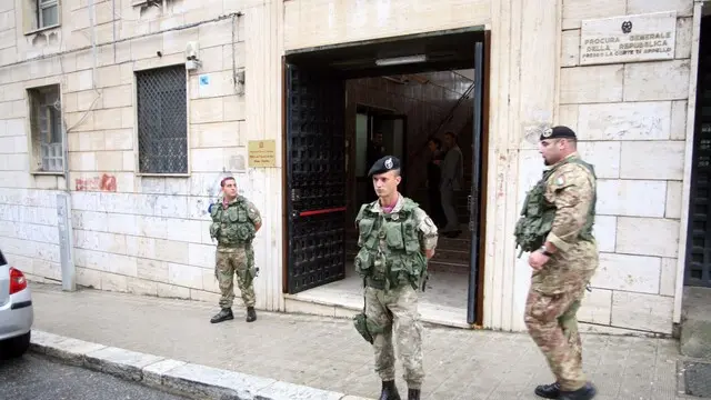 20101018 REGGIO CALABRIA CLJ militari del 1° Reggimento Bersaglieri di Cosenza, davanti la procura Generale FOTO ANSA/FRANCO CUFARI
