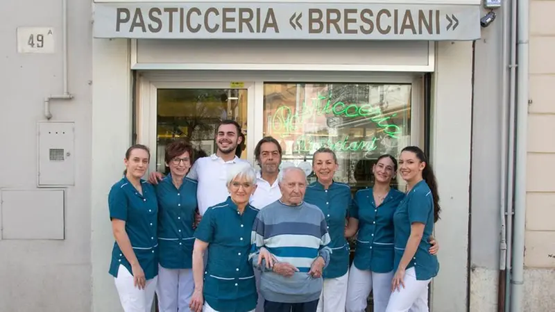 Passato e presente: Sara Gandini (col suo staff) con Franco Bresciani - © www.giornaledibrescia.it