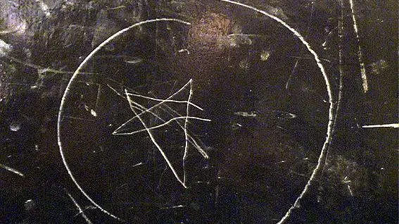 La stella a cinque punte delle Brigate rosse: era come una «firma» sui luoghi degli attentati - © www.giornaledibrescia.it