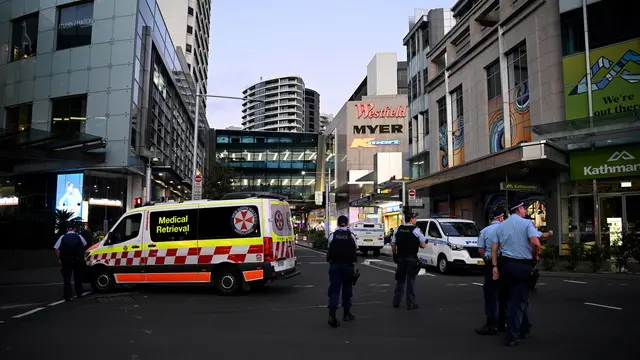 epa11275960 Emergency services are seen at Bondi Junction after police responded to reports of multiple stabbings inside the Westfield Bondi Junction shopping centre in Sydney, Australia, 13 April 2024. New South Wales police confirmed a man was shot and emergency services were called to Westfield Bondi Junction following reports of multiple people stabbed. EPA/BIANCA DE MARCHI AUSTRALIA AND NEW ZEALAND OUT