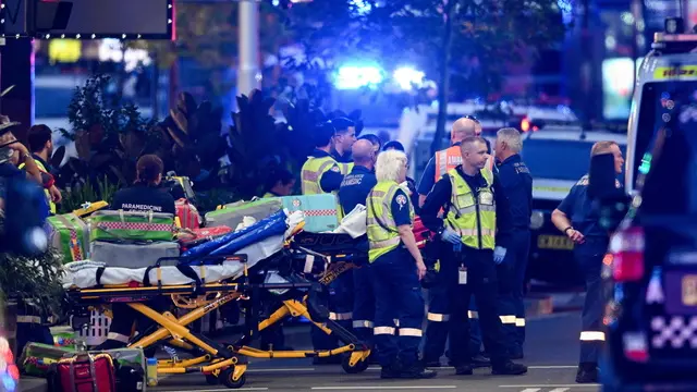 epaselect epa11276035 Police and emergency services are seen at Bondi Junction after police responded to reports of multiple stabbings inside the Westfield Bondi Junction shopping centre in Sydney, Australia, 13 April 2024. New South Wales Police confirmed that at least five people died following a knife attack carried out by a man who was later shot dead by police. Several others were hospitalized with some in critical conditions. EPA/STEVE MARKHAM AUSTRALIA AND NEW ZEALAND OUT