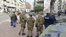 Nel quartiere Barriera di Milano di Torino l'esercito viene impiegato nel pattugliamento interforze, Torino, 22 gennaio 2024 ANSA/ALESSANDRO DI MARCO
