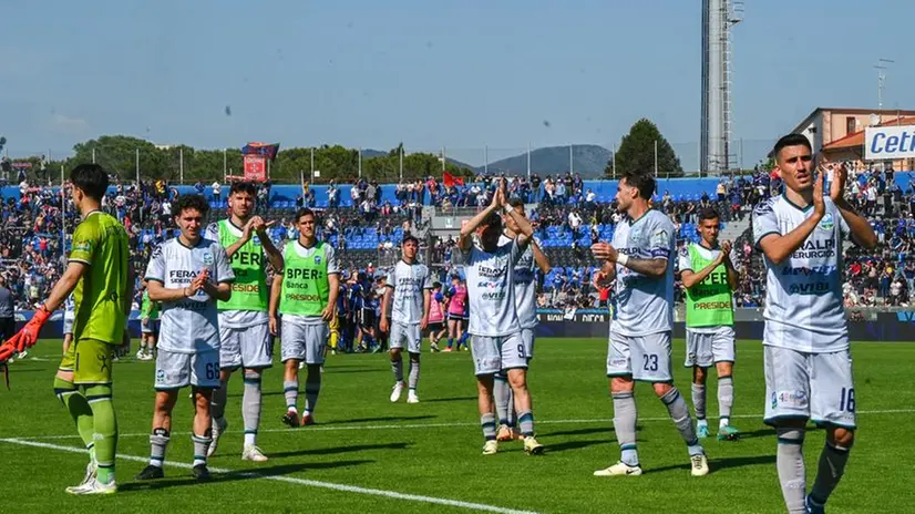 Il saluto della squadra ai propri tifosi dopo il fischio finale - Foto Ansa © www.giornaledibrescia.it