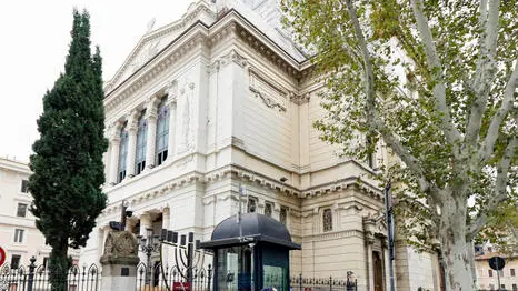 Misure di sicurezza intorno alla scuola della comunità ebraica al Portico d'Ottavia nei pressi della Sinagoga, Roma 18 ottobre 2023. La comunità ebraica ha specificato che si è trattato di un'esercitazione in cui è stato dato un’allarme bomba fittizio con conseguente evacuazione della scuola. ANSA/FABIO FRUSTACI