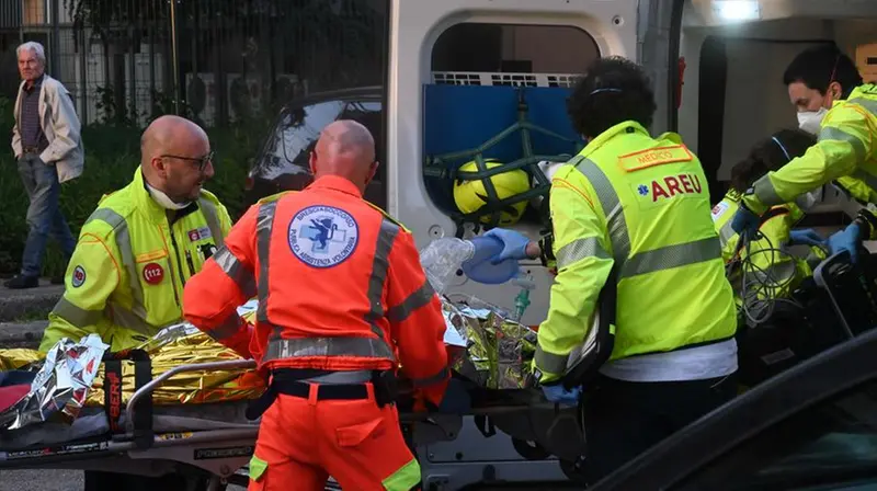 I soccorritori mentre portano in ospedale l'aggressore - Foto Gabriele Strada/Neg © www.giornaledibrescia.it