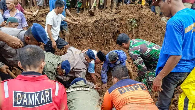 epa11210459 A handout photo made available by the Indonesian National Board for Disaster Management (BNPB) shows rescuers searching for landslide victims in Padang Pariaman, West Sumatra province, Indonesia, 08 March 2024 (issued 10 March 2024). According to the National Board of Disaster Management (BNPB), days of heavy rains since 07 March have triggered landslides and flash floods in West Sumatra province, killing at least 19 people. EPA/NATIONAL BOARD FOR DISASTER MANAGEMENT/HANDOUT HANDOUT EDITORIAL USE ONLY/NO SALES HANDOUT EDITORIAL USE ONLY/NO SALES