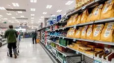 Parte l'iniziativa del trimestre anti inflazione presso uno dei supermercati del marchio Esselunga a Milano, 2 ottobre 2023.ANSA/MOURAD BALTI TOUATI