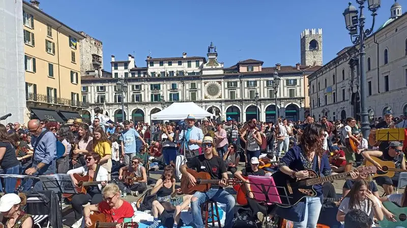 Mille chitarre in piazza a Brescia