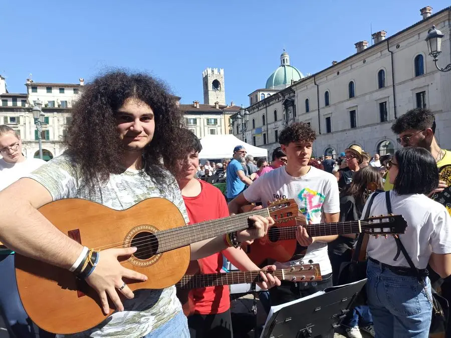 Mille chitarre in piazza a Brescia