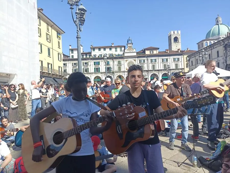 Mille chitarre in piazza a Brescia
