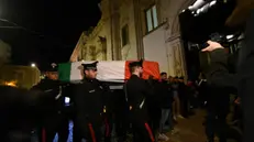 Manfredonia l’arrivo della salma del carabini ere morto nell’incidente con un altro collega in Campania foto Franco Cautillo