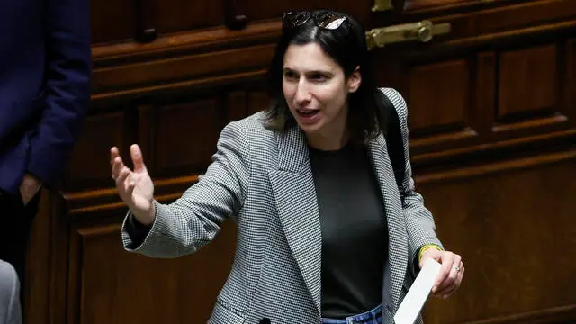 La segretaria del Partito Democratico, Elly Schlein durante il voto sulla mozione di sfiducia nei confronti della ministra del Turismo, Daniela Santanché, Camera dei Deputati, Roma 4 aprile 2024. ANSA/FABIO FRUSTACI