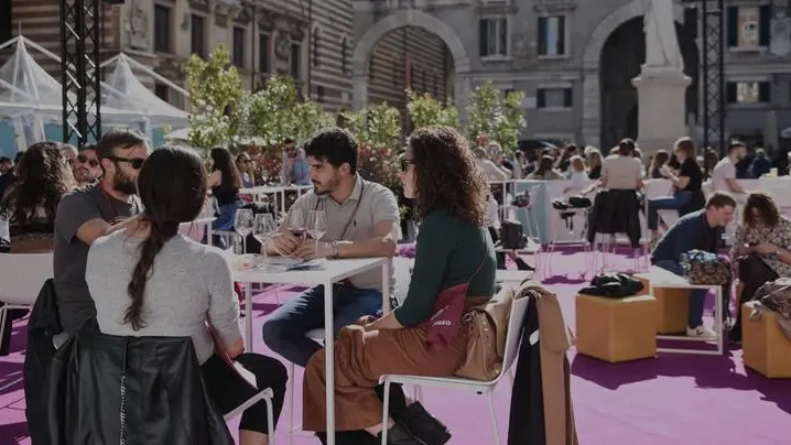 Stand, espositori e appassionati in piazza dei Signori - Foto tratta da vinitaly.com