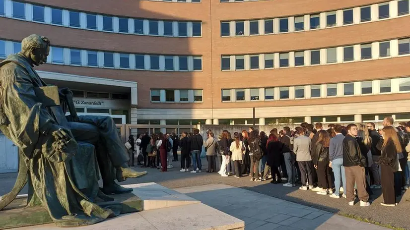 Strage di Erba, decine di persone in fila davanti al tribunale di Brescia
