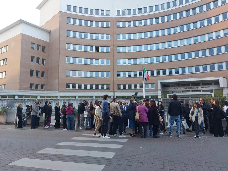 Strage di Erba, decine di persone in fila davanti al tribunale di Brescia